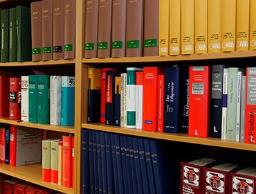 Bücherregal gefüllt mit Gesetzesbüchern