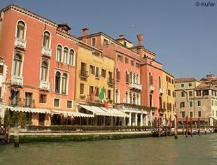Venedig - ein Blick auf eine Wasserstraße und ein Gebäude