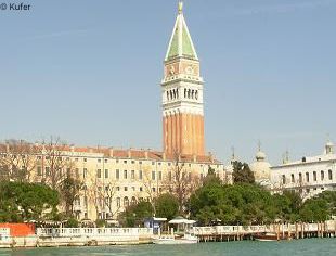 Ein Blick aus dem Wasser auf die venezianische Kirche Sans Giorgio Maggiore